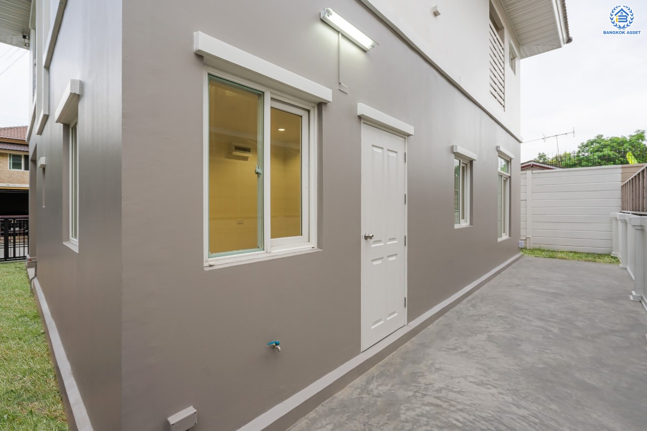 บ้านมือสองตกแต่งใหม่ ม.เดอะแพลนท์ วัชรพล หลังมุม เนื้อที่ 54 ตร.ว. ฟังก์ชัน 3 ห้องนอน 3 ห้องน้ำ จอดรถได้ 2 คัน Facilities ครบครัน บนทำเลเชื่อมต่อหลายเส้นทาง ถ.รามอินทรา ถ.สายไหม และ ถ.พหลโยธิน ใกล้สนามบินดอนเมือง ทางด่วน "รามอินทรา" และรถไฟฟ้าสายสีเขียว "สถานีคูคต"